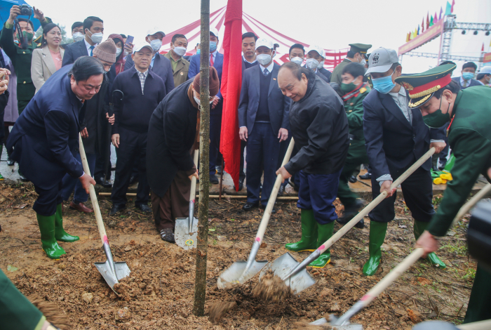 Chủ tịch nước Nguyễn Xuân Phúc cùng các đại biểu trồng cây tại Khu Di tích lịch sử Đền Hùng