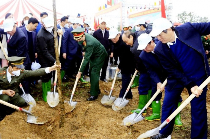 Chủ tịch nước Nguyễn Xuân Phúc cùng các đại biểu trồng cây tại Khu Di tích lịch sử Đền Hùng