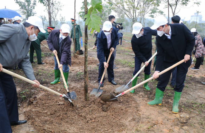 Đại diện cán bộ và quần chúng nhân dân trồng cây tại Khu di tích Lịch sử Đền Hùng
