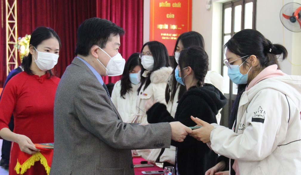 Phó Chủ tịch UBND tỉnh Hòa Bình Nguyễn Văn Chương gặp mặt, động viên các học sinh.
