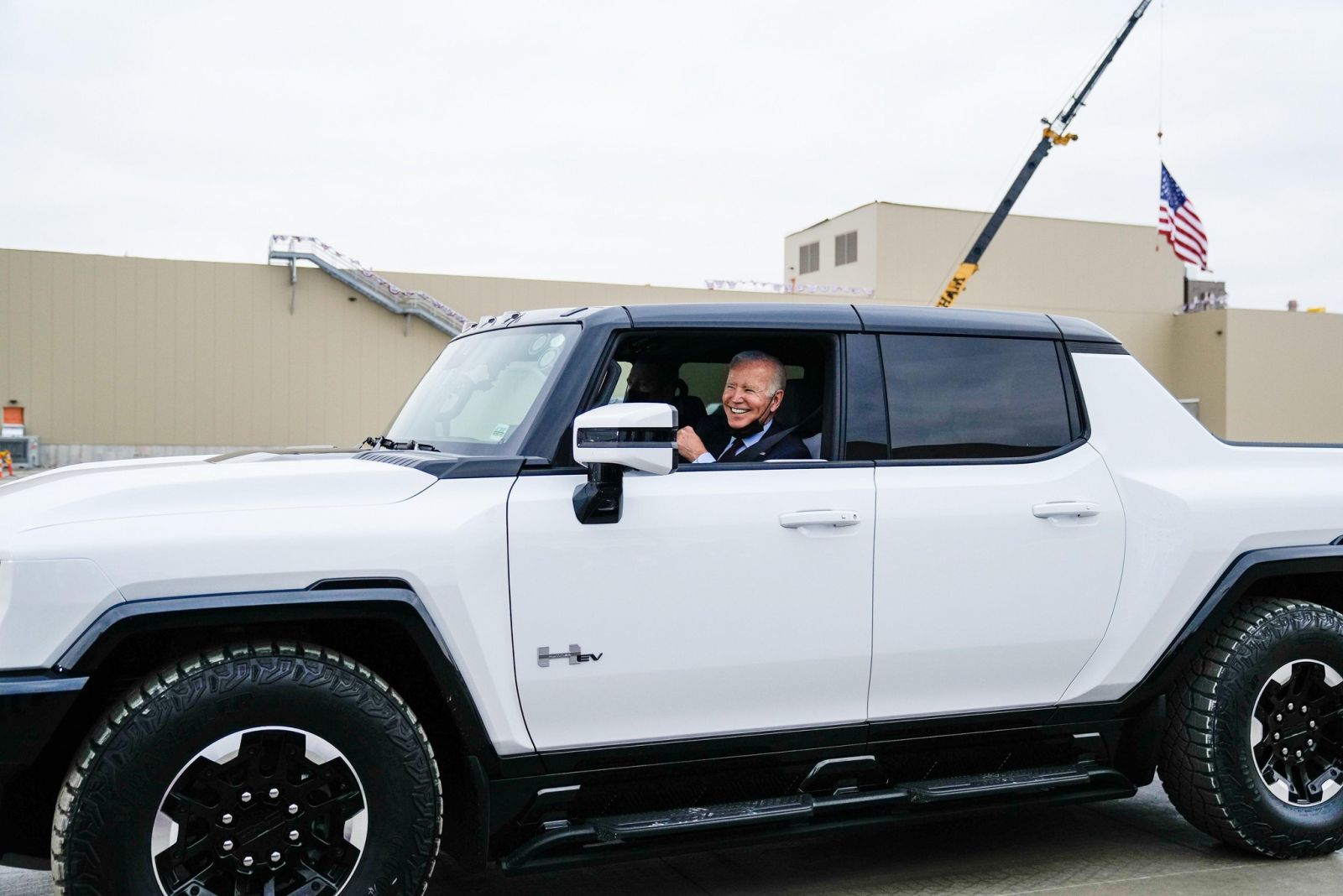 , ông Biden tiếp tục khoe ảnh ngồi trong chiếc xe điện Hummer của GM. Ông tự nhận mình là người mê xe hơi và khẳng định 
