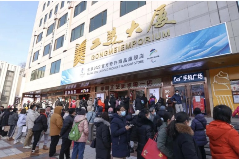 Người mua phải xếp hàng chờ đợi cả ngày, nhưng cũng chưa chắc có thể mua được linh vật của Olympic mùa đông Bắc Kinh 2022. (Ảnh: SCMP).