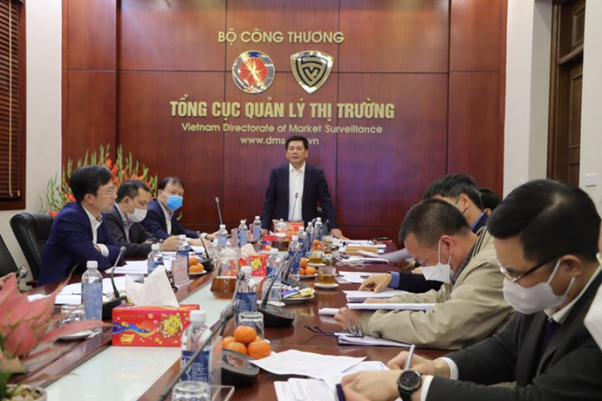 Bộ trưởng Bộ Công Thương Nguyễn Hồng Diên đã có cuộc họp khẩn trước diễn biến giá xăng dầu trên thế giới có nhiều biến động, tình hình cung ứng tại thị trường trong nước có dấu hiệu bất ổn