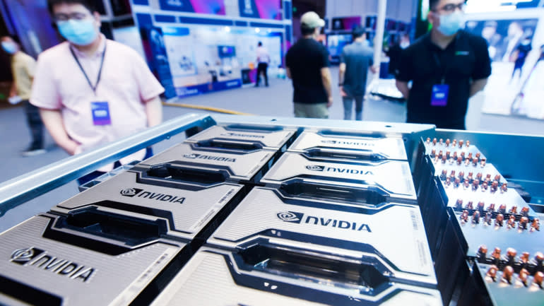 Chip Nvidia được trưng bày tại một hội nghị trí tuệ nhân tạo ở Hàng Châu, Trung Quốc, vào tháng 6 năm 2021. Việc công ty Mỹ mua lại Arm Holdings đã vấp phải sự phản đối gay gắt từ bên trong ngành công nghiệp chip. (FeatureChina qua AP Images) © AP