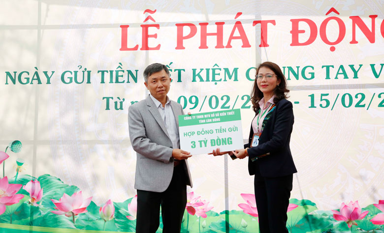Đại diện Công ty TNHH MTV Xổ số kiến thiết tỉnh Lâm Đồng cũng trao hợp đồng tiền gởi 3 tỷ đồng tham gia “Ngày gửi tiền tiết kiệm chung tay vì người nghèo”.