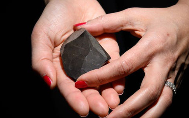 Viên kim cương đen 'kỳ quan vũ trụ' trị giá 4,3 triệu USD đã có người mua
