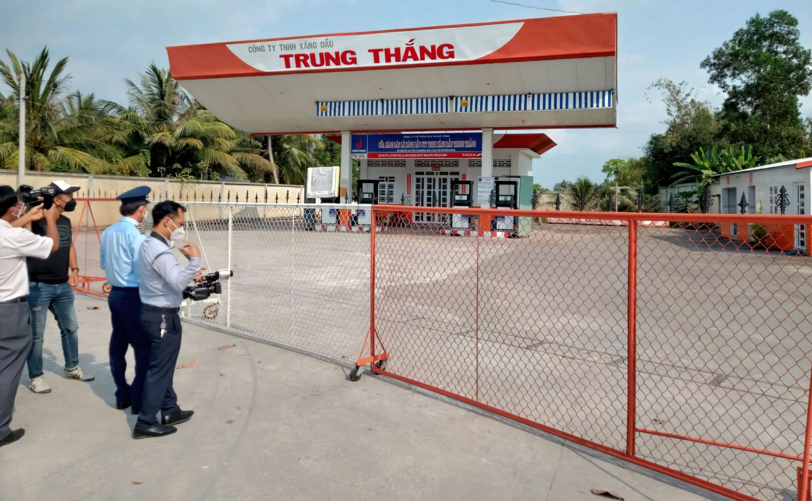 Lực lượng QLTT tỉnh An Giang kiểm tra một cây xăng trên địa bàn xã Định Thành, H.Thoại Sơn vào sáng 8.2/ Nguồn ảnh CỤC QLTT AN GIANG