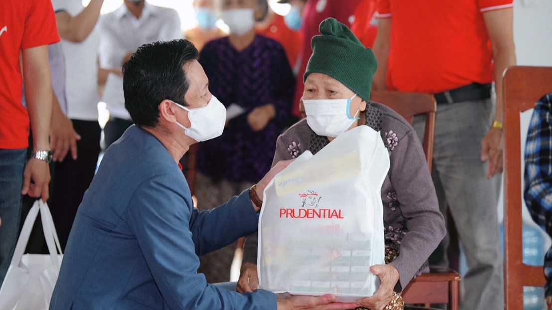 Dự án ATM Gạo – Trao gửi yêu thương, Prudential đã trao tặng gần 220 tấn gạo đến 12.990 hộ gia đình tại 10 tỉnh thành trên toàn quốc.
