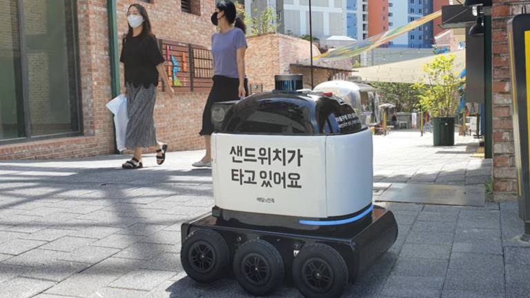 Dilly Drive, một robot giao hàng do Woowa Brothers phát triển, đang được sử dụng thử nghiệm tại một khu chung cư. (Ảnh của Kotaro Hosokawa)