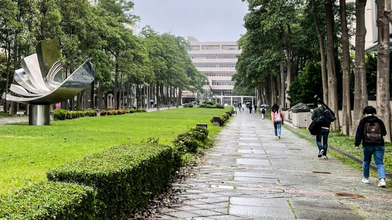 Sinh viên đi dạo trong khuôn viên của Đại học Quốc gia Yang Ming Chiao Tung, một trong những trường vi điện tử danh tiếng nhất Đài Loan. (Ảnh của Cheng Ting-fang)