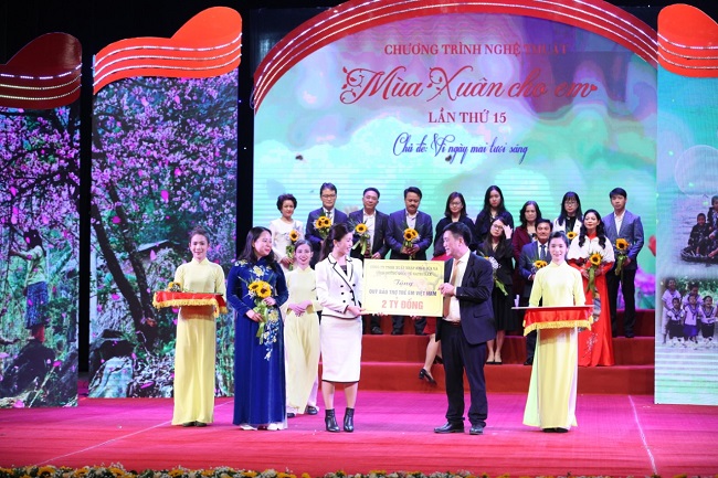 Bà Nguyễn Mai đại diện Natrumax Việt Nam trao tặng Quỹ BTTEVN 2 tỷ đồng tại chương trình Mùa Xuân cho em năm 2022