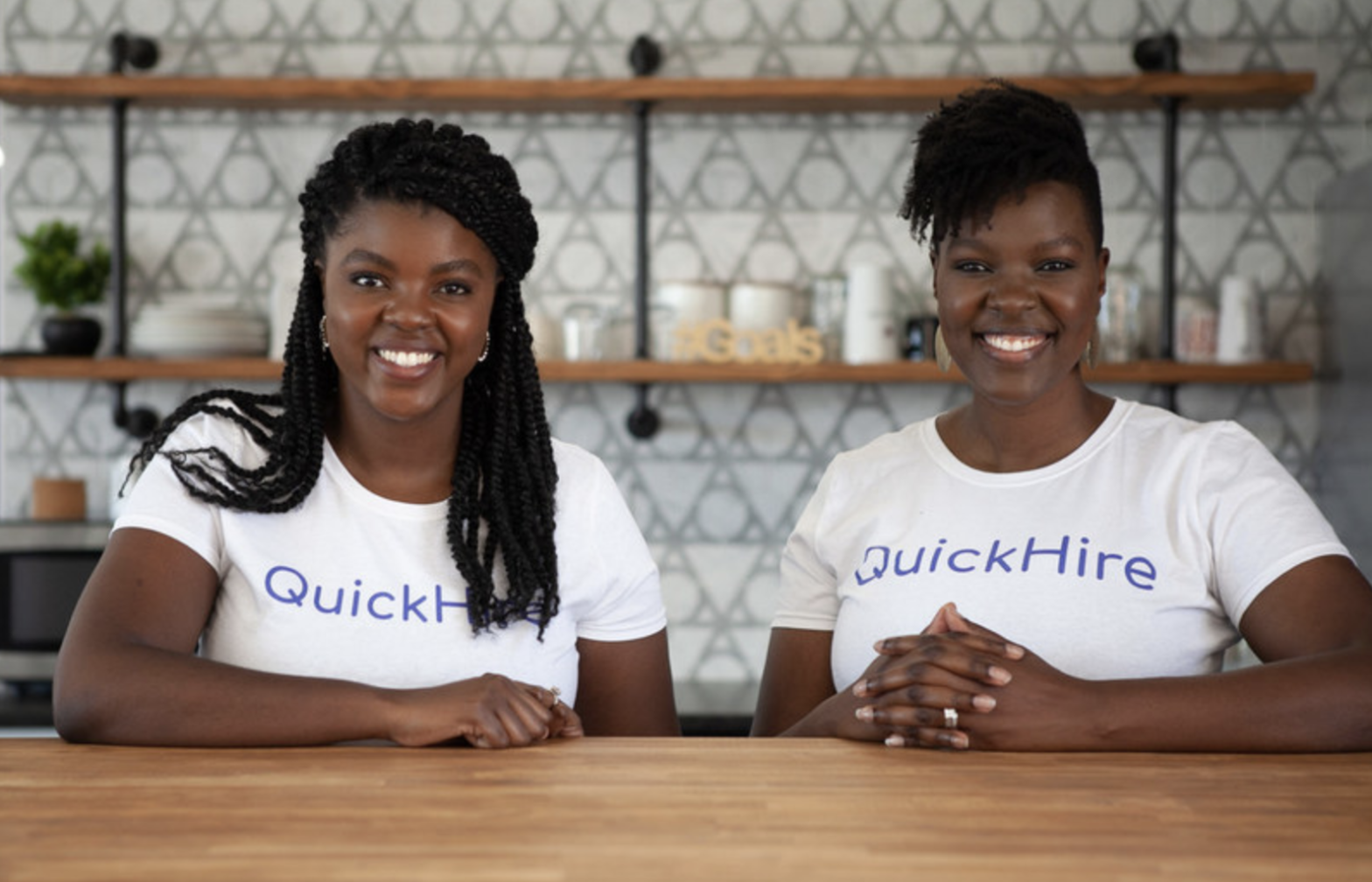 Muhwezi-Hall (trái) và Dehbory Gladney (phải), hai nữ sáng lập của nền tảng tuyển dụng QuickHire. Nguồn: Internet