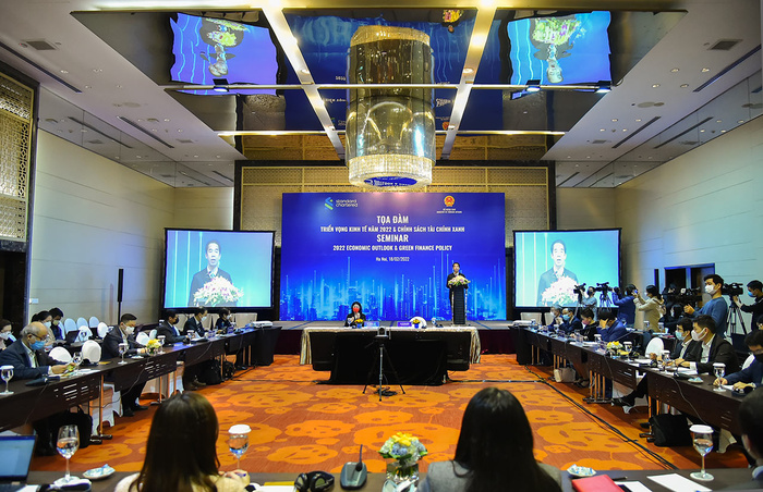 Toàn cảnh tọa đàm “Triển vọng kinh tế năm 2022 và Chính sách Tài chính xanh” tại Hà Nội.