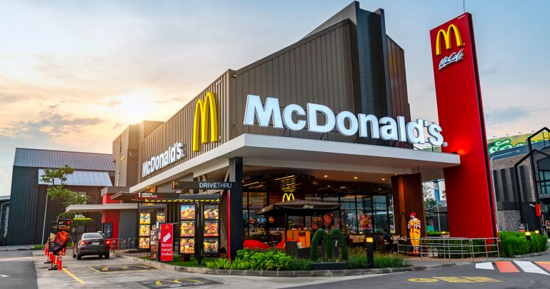 các cửa hàng của McDonald’s đều sở hữu những vị trí đắc địa như góc hai mặt tiền hay trên những con đường lớn sầm uất