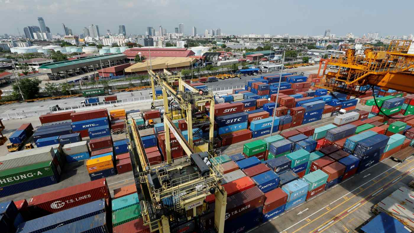Các container được làm thủ tục tại cảng Bangkok. Nền kinh tế Thái Lan mở rộng vào năm 2021 sau khi suy thoái vào năm trước do hậu quả của đại dịch COVID-19. © Reuters