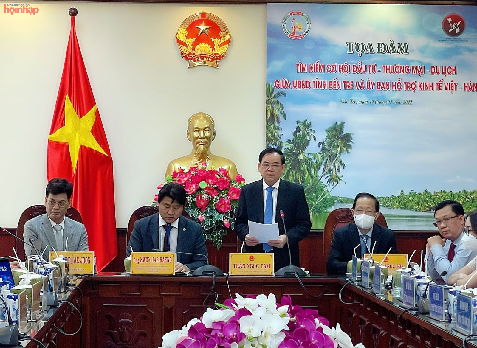 Chủ tịch UBND tỉnh Bến Tre - ông Trần Ngọc Tam phát biểu tại buổi toạ đàm