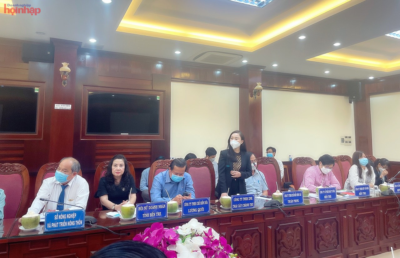 Bà Nguyễn Thị Hồng Thu - Đại diện DN tỉnh Bến Tre trao đổi buổi toạ đàm