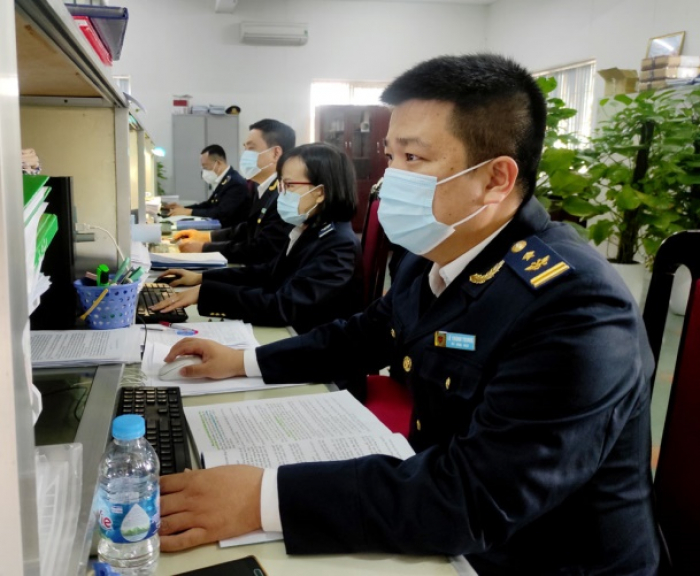Cán bộ Chi cục Hải quan tỉnh Phú Thọ rà soát hồ sơ để sớm thông quan cho các doanh nghiệp