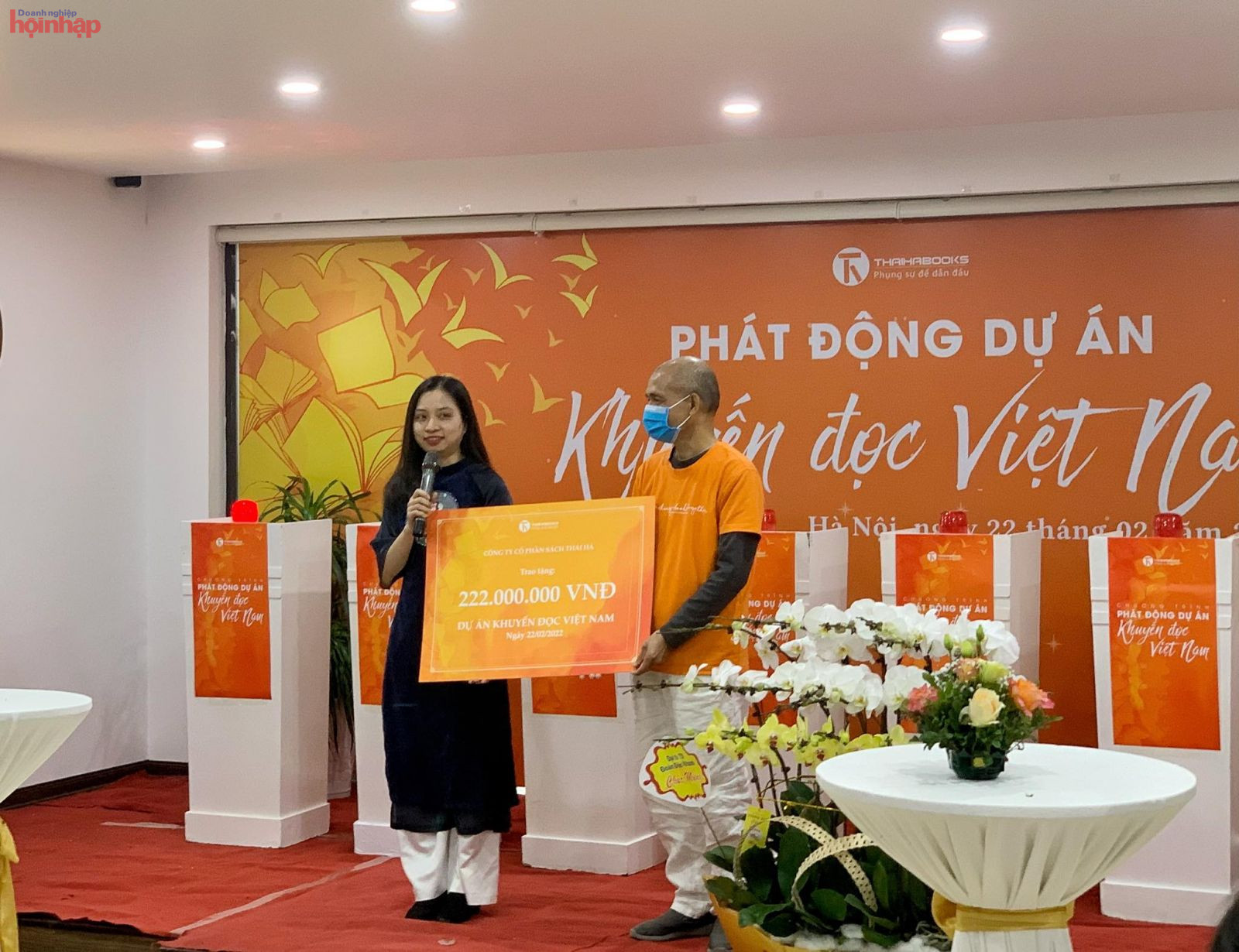 ông Nguyễn Mạnh Hùng đại diện Thái Hà Books trao tặng 22 triệu đồng cho các hoạt động khuyến đọc tại Việt Nam