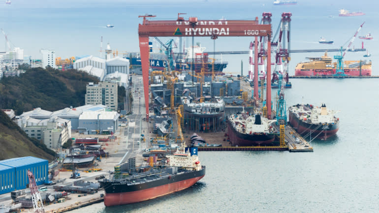 Tàu đang được xây dựng tại nhà máy đóng tàu Hyundai Heavy Industries Co. ở Ulsan, Hàn Quốc, vào ngày 10 tháng 11 năm 2021. Công ty hiện được gọi là KSOE đang làm việc trên con tàu chạy bằng nhiên liệu methanol đầu tiên trên thế giới và phát triển các con tàu chạy bằng nhiên liệu amoniac. © Hình ảnh Getty