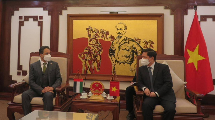 Bộ trưởng Bộ GTVT Nguyễn Văn Thể (bên phải) và Đại sứ đặc mệnh toàn quyền UAE tại Việt Nam Obaid Saeed Obaid Bintaresh Al Dhaheri