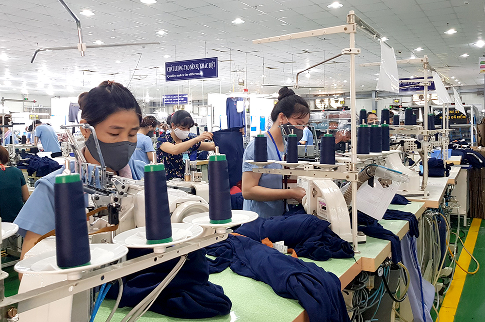 Không khi sản xuất tại Công ty TNHH dệt may Thygesen Việt Nam, Chi nhánh Phú Thọ hoạt động trong CCN thị trấn Yên Lập.