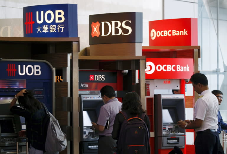 Máy ATM cho các ngân hàng United Overseas Bank, DBS và Oversea-Chinese Banking Corp. ở Singapore © Reuters