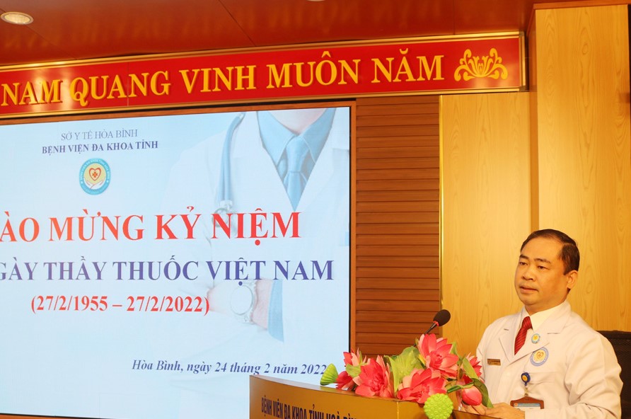 Lãnh đạo Bệnh viện Đa khoa tỉnh Hòa Bình phát biểu ôn lại truyền thống 67 năm ngày Thầy thuốc Việt Nam.