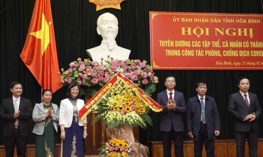 Lãnh đạo  tỉnh Hòa Bình tặng hoa chúc mừng ngành y tế nhân kỷ niệm 67 năm ngày Thầy thuốc Việt Nam 27/2.