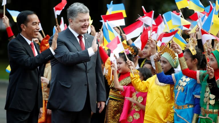 Tổng thống Indonesia Joko Widodo, trái, và Tổng thống Ukraine khi đó là Petro Poroshenko tại Jakarta vào tháng 8 năm 2016. Ukraine là một trong những nguồn cung cấp ngũ cốc chính cho quốc gia Đông Nam Á này. © Reuters