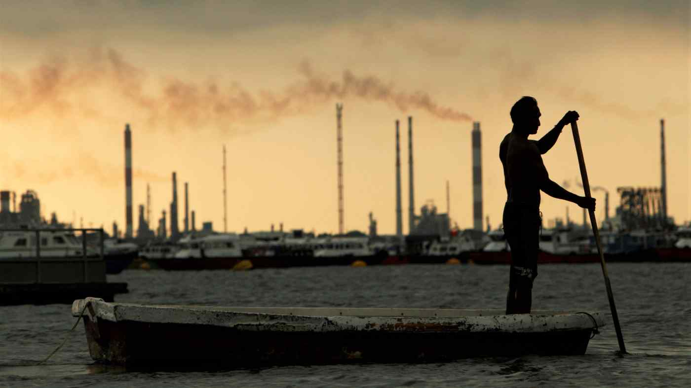 Các nhà máy lọc dầu gần các bến cảng Singapore vào năm 2013: Kế hoạch tăng đáng kể thuế carbon của chính quyền thành phố đang gây sóng gió. © Reuters