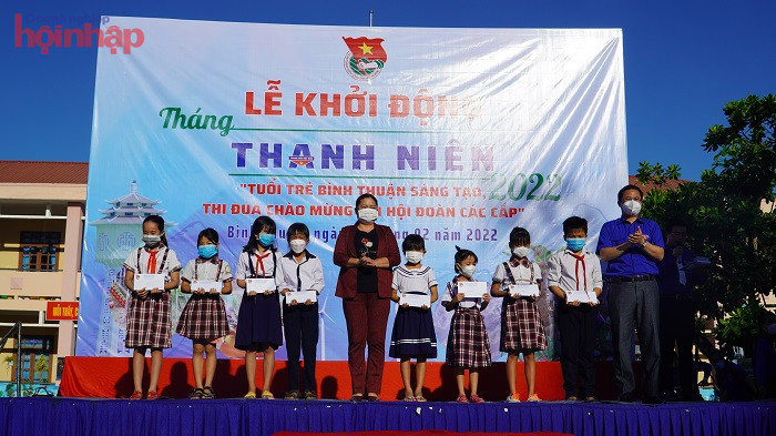 Trao học bổng cho các em học sinh có hoàn cảnh khó khăn.