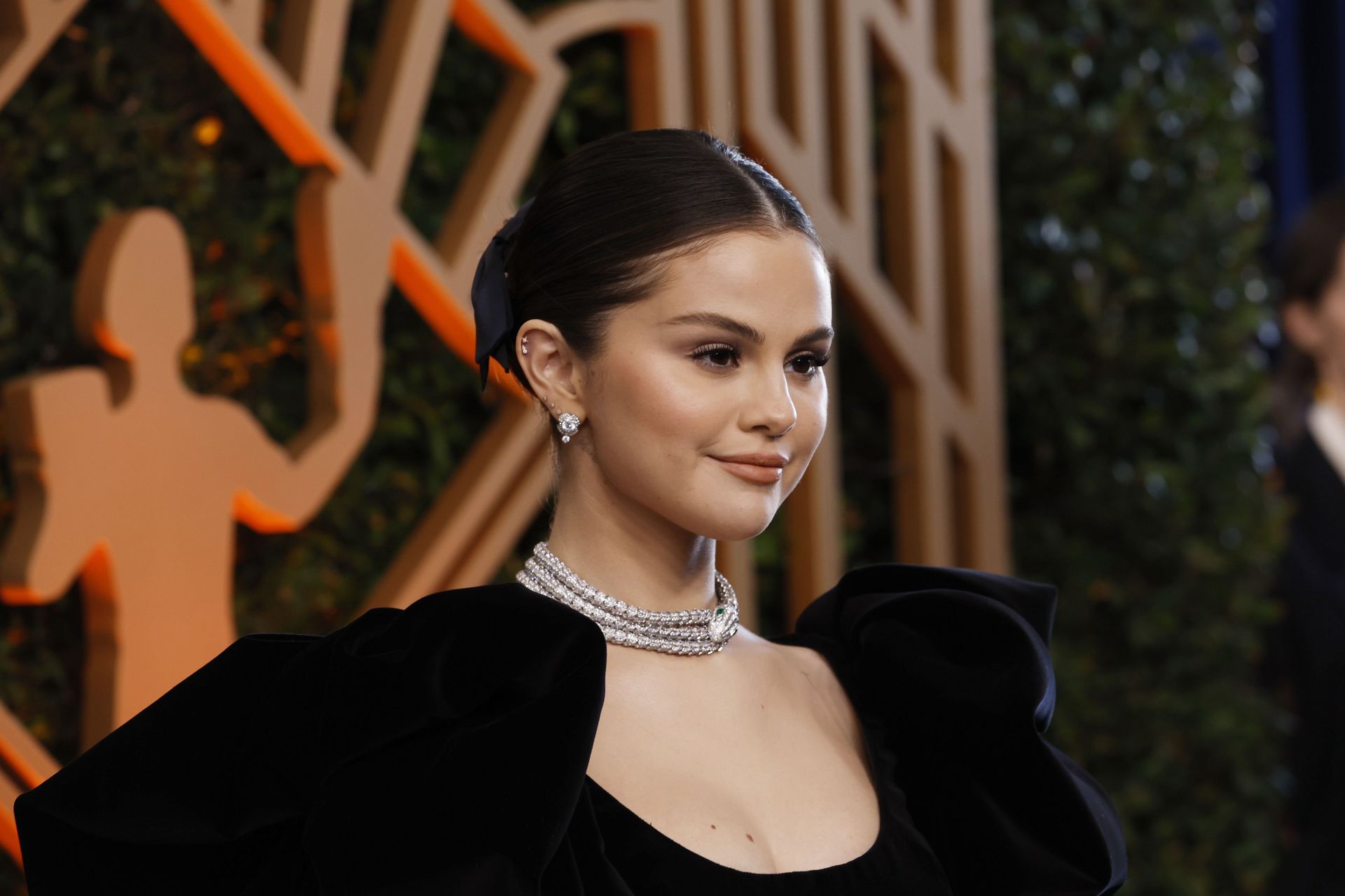 Cận cảnh chiếc vòng kim cương nặng 200 carat được Selena Gomez đeo đến lễ trao giải.