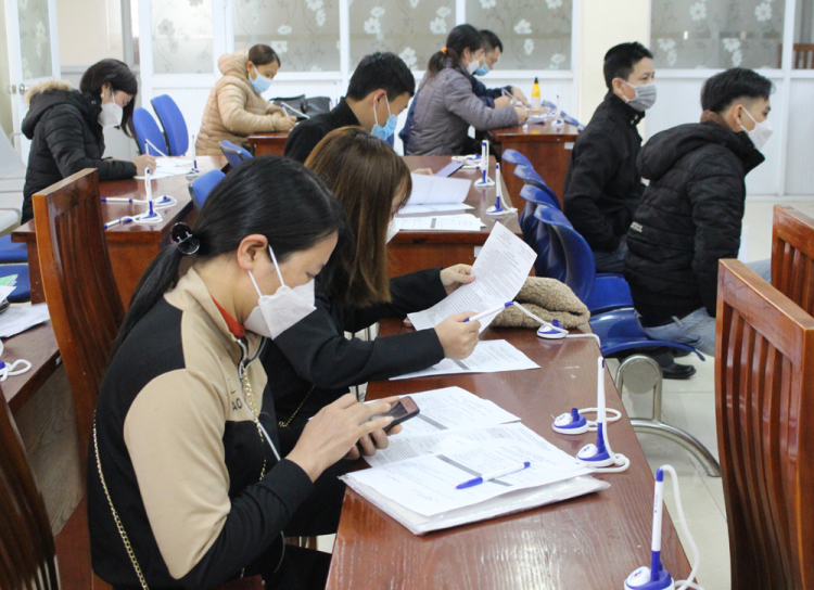 Người lao động đến tìm hiểu thông tin tuyển dụng tại Trung tâm Dịch vụ việc làm tỉnh Phú Thọ