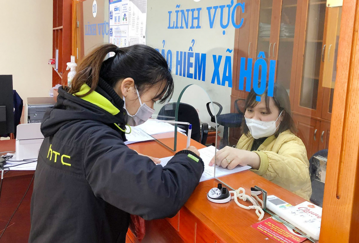 Bộ phận tiếp nhận và trả kết quả huyện Cẩm Khê (Phú Thọ) hướng dẫn người dân kê khai thông tin, đăng ký tài khoản nộp hồ sơ trực tuyến và thực hiện các TTHC đảm bảo nhanh, gọn