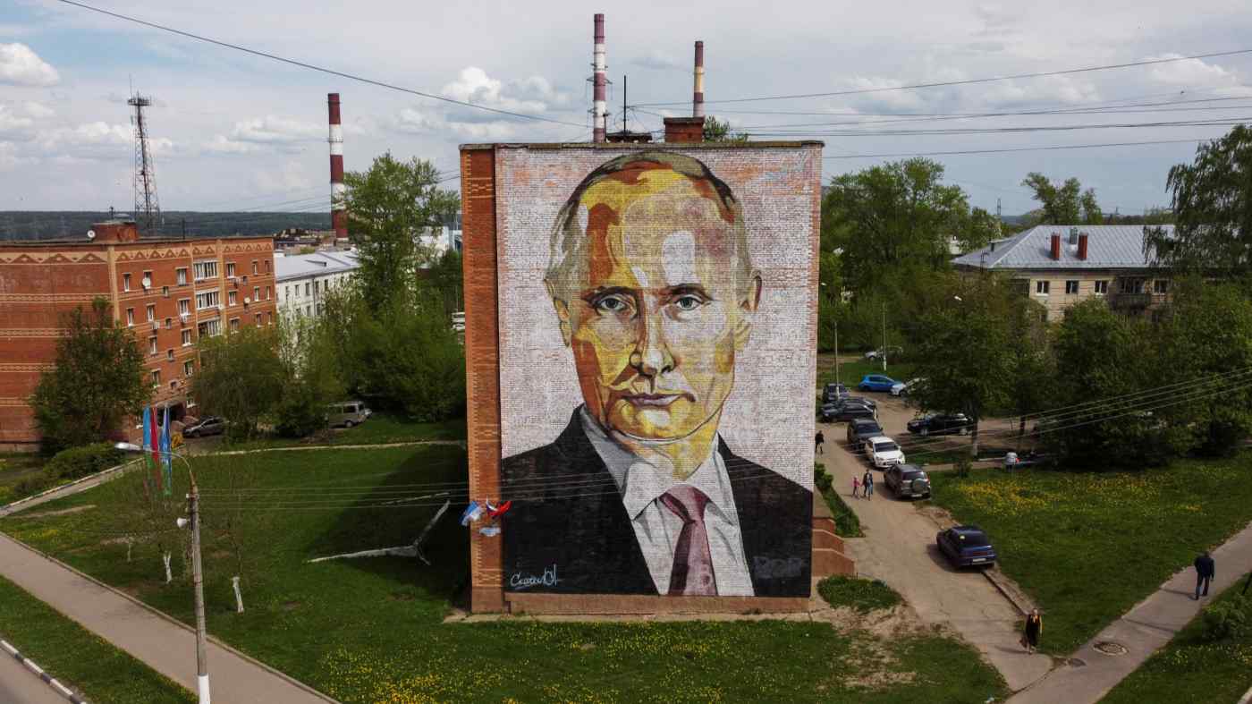 Một bức tranh tường của Tổng thống Nga Vladimir Putin ở thị trấn Kashira, vùng Moscow. Quyết định xâm lược Ukraine của ông đang phá vỡ mối quan hệ kinh tế giữa đất nước của ông và phương Tây. © Reuters