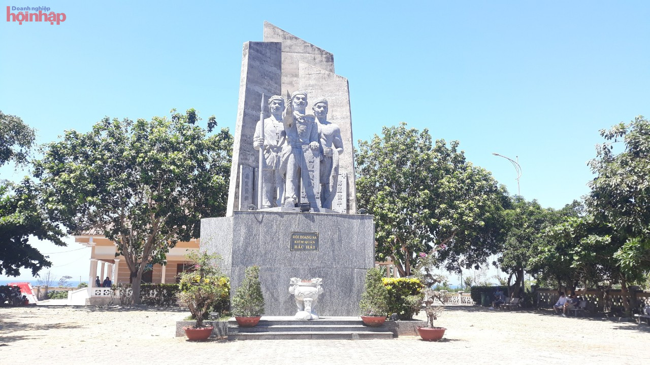 Đài tưởng niệm Đội Hoàng Sa - Bắc Hải tại huyện Đảo Lý Sơn, Quảng Ngãi; (Ảnh Trọng Tâm).