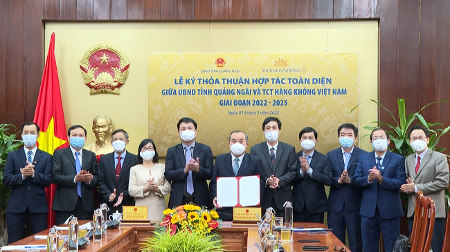 Quang cảnh buổi lễ ký kết giữa Tỉnh Quảng Ngãi và Vietnam Airlines.