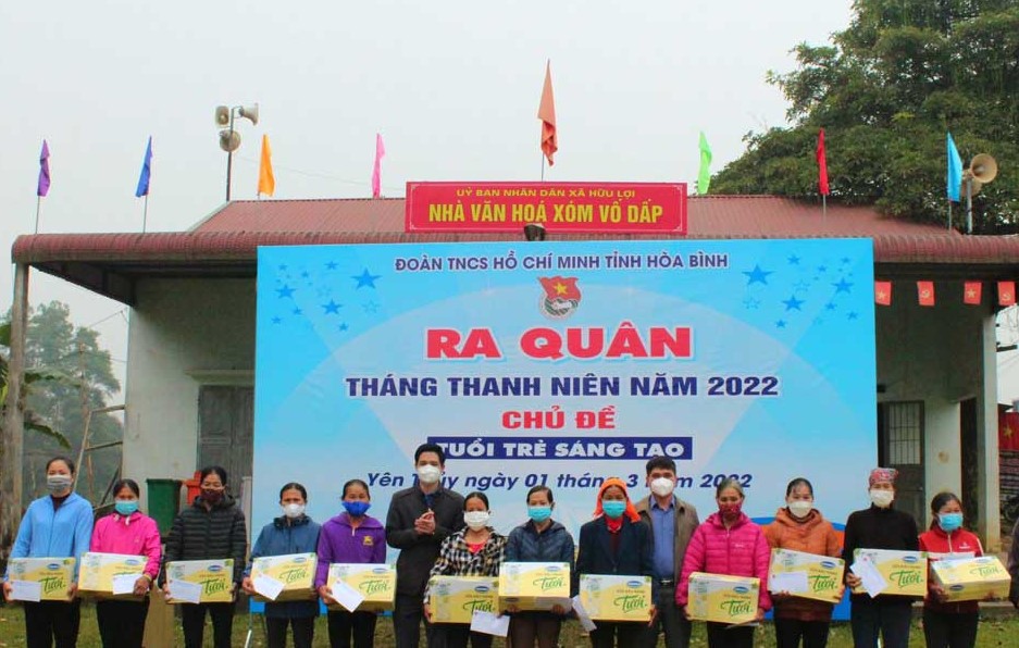 Ban Tổ chức chương trình trao quà cho các gia đình khó khăn tại xã Hữu Lợi (Yên Thủy).