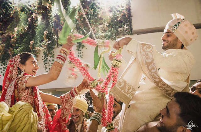 Chú rể Jai Anmol Ambani và cô dâu Khrisha Shah trong lễ cưới