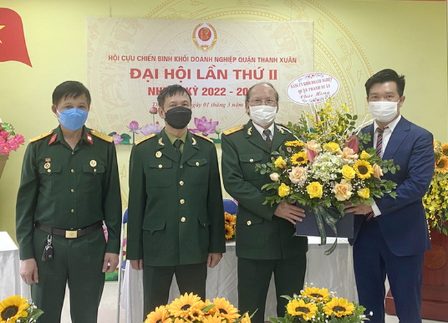 Đồng chí Nguyễn Văn Minh – Bí thư Đảng ủy Khối Doanh nghiệp quận Thanh Xuân tham dự và tặng hoa chúc mừng Đại hội