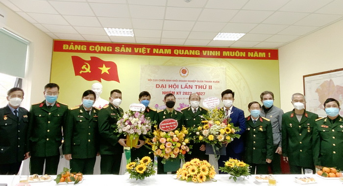 Các đại biểu tham dự Đại hội tặng hoa và chúc mừng thành công Đại hội