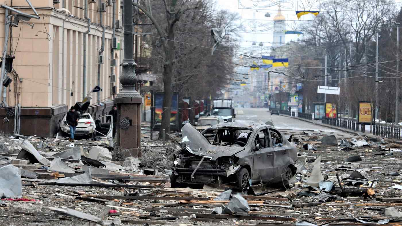 Một khu vực ở trung tâm Kharkiv nằm trong đống đổ nát sau khi nhà chức trách cho rằng đó là một cuộc tấn công tên lửa vào ngày 1 tháng 3. Các chuyên gia Nga cho rằng bạo lực có nguy cơ khiến bất kỳ người Ukraine nào còn lại ủng hộ Moscow chống lại họ. © Reuters