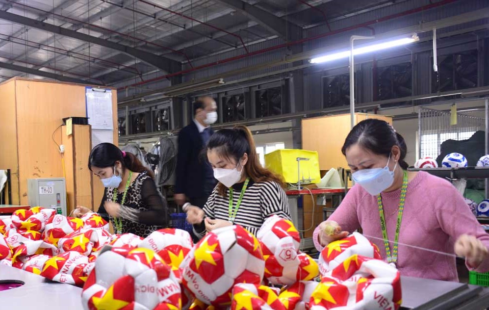 Công ty TNHH thể thao GLOBAL hoạt động tại khu công nghiệp Mông Hóa (TP Hòa Bình) giải quyết việc làm cho 170 lao động địa phương