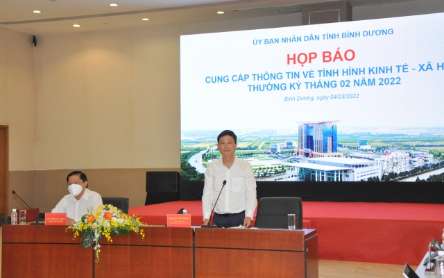 Ông Võ Văn Minh-Chủ tịch UBND tỉnh Bình Dương chủ trì buổi họp báo phát biểu
