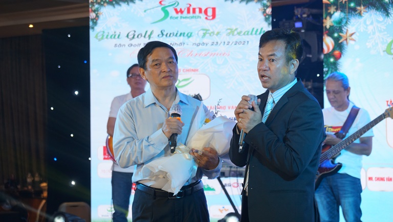 Ông Lê Viết Hải và Bác sĩ Đỗ Xuân Trường tại sự kiện phát động giải golf giúp đỡ bệnh nhân Covid-19 (ẢNH KHÁNH HOÀNG)