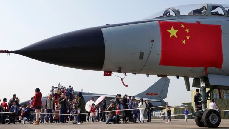 Máy bay chiến đấu của Quân đội Giải phóng Nhân dân thu hút sự chú ý trong một ngày khai mạc ở tỉnh Chiết Giang của Trung Quốc vào tháng 11 năm 2019. (China Daily qua REUTERS)