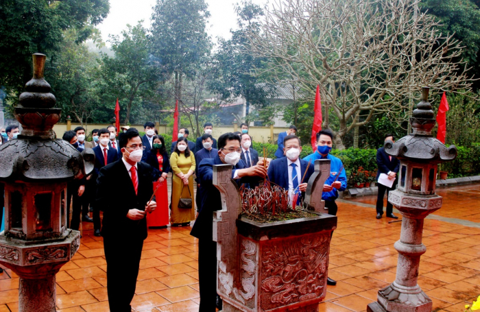 Các đại biểu dâng hương kỷ niệm 75 năm ngày Bác Hồ về ở và làm việc tại xã Vạn Xuân, huyện Tam Nông (Phú Thọ)
