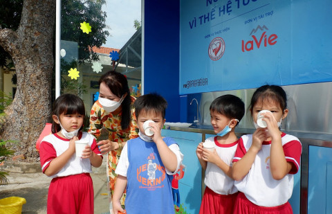 La Vie sponsors a school clean water program for nearly 10,000 students in Long An