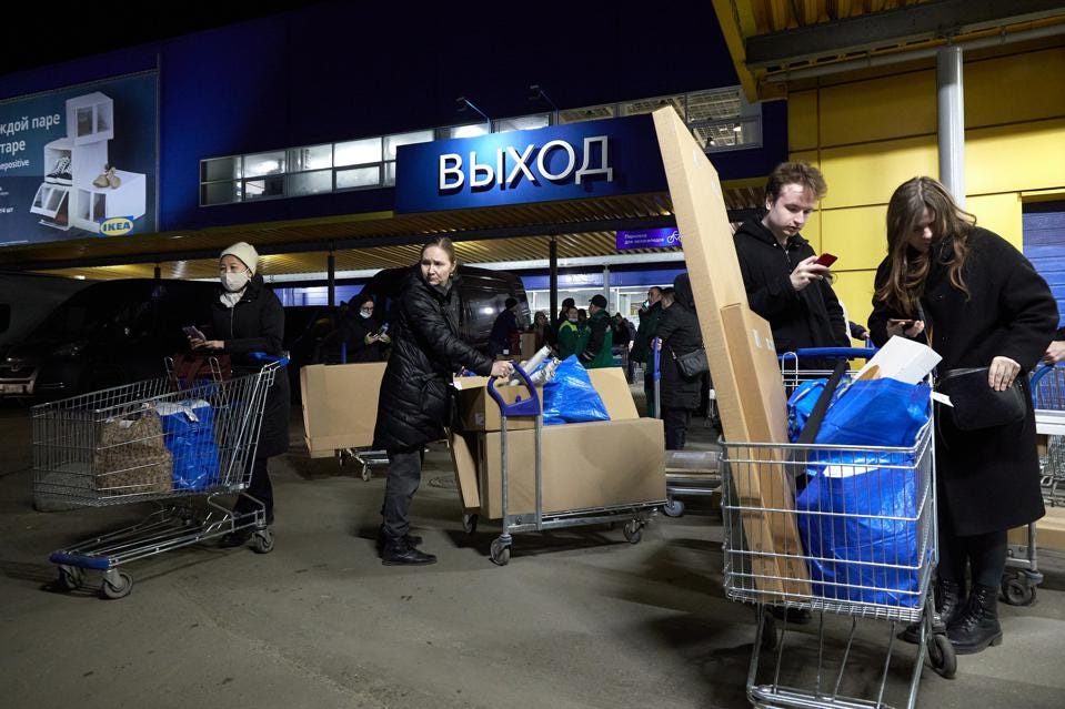 MOSCOW, NGA: Người mua sắm rời đi khi mua hàng từ một cửa hàng IKEA vào ngày 3 tháng 3 năm 2022 ở Moscow, Nga sau khi IKEA thông báo họ đang tạm dừng các hoạt động ở Nga và Belarus. (Ảnh của Oleg Nikishin / Getty Images) NHỮNG HÌNH ẢNH ĐẸP